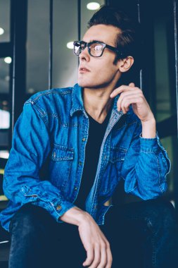 Kentsel ortamda serbest zaman boyunca düşünceli yeni optik gözlük hipster adam Pondering, tanıtım alanında moda giyim düşünme giymiş düşünceli erkek genç