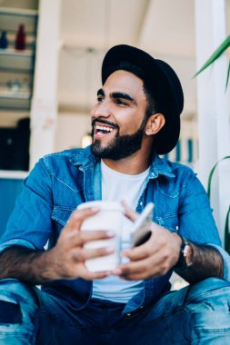 Neşeli İspanyol milenyumu boş zamanlarımızda kahve fincanı ve cep telefonuyla oturup gülerken şık giyinmiş mutlu sakallı adam boş günlerinde kendini iyi hissediyor.