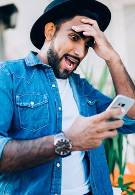 Sersemlemiş hippi adam, akıllı telefon zımbırtısında gelen e-postayı okurken kötü anılardan şok olmuş ve bir şeyleri unutmuş. Duygusal olarak kafasını tutan ve sim kart hesap bakiyesini kontrol eden adam şaşırmış.