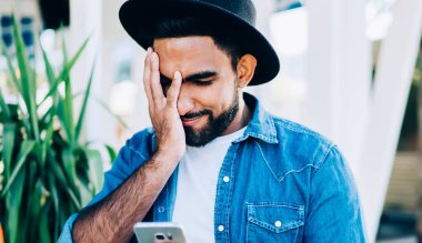 Genç Türk erkek, cep telefonu aygıtında çevrimiçi hata yapmaktan bıkmış hissederek virüs içerikli e-posta aldı, İspanyol hipster çocuk çevrimdışı iletişim uygulaması kurmayı unuttu