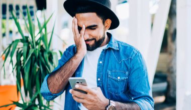 Genç Türk erkek, cep telefonu aygıtında çevrimiçi hata yapmaktan bıkmış hissederek virüs içerikli e-posta aldı, İspanyol hipster çocuk çevrimdışı iletişim uygulaması kurmayı unuttu