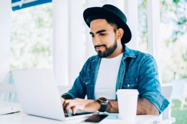 Çevrimiçi internet kursları arayan milenyum erkek öğrencileri, İnternet 'te İnternet' e erişmek için kablosuz internet bağlantısı kuruyor.