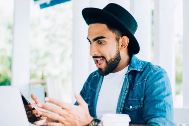 Duygusal hipster adam reklam kodlarıyla şok oldu. En sevdiği web mağazasında indirim ve promosyon. Grup sohbetinde haber okuyan adam şok oldu.