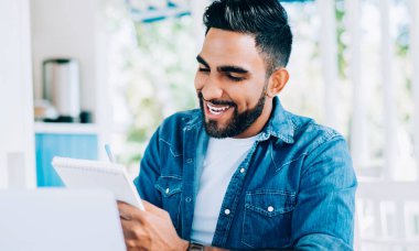 Üniversite kompozisyonuyla ilgili ilginç fikirlerle heyecanlanan başarılı bir adam, kafeterya terasında oturan ve sınavlara hazırlanan bir Türk.