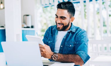 Üniversite kompozisyonuyla ilgili ilginç fikirlerle heyecanlanan başarılı bir adam, kafeterya terasında oturan ve sınavlara hazırlanan bir Türk.