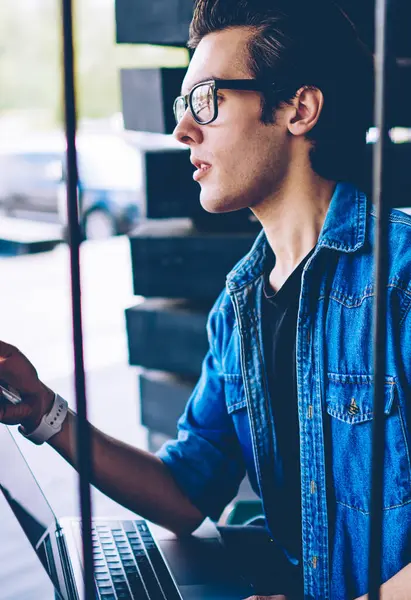 Hipster adam dijital gadget 4g internet kullanarak içerik web sayfasında ciddi bir makale okuduktan sonra zihinleri üzerinde kaybetti, gözlük düşünceli adam akıllı telefon ve dizüstü bilgisayar cihazları ile vakit geçirmek