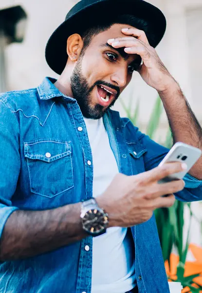 Sersemlemiş hippi adam, akıllı telefon zımbırtısında gelen e-postayı okurken kötü anılardan şok olmuş ve bir şeyleri unutmuş. Duygusal olarak kafasını tutan ve sim kart hesap bakiyesini kontrol eden adam şaşırmış.