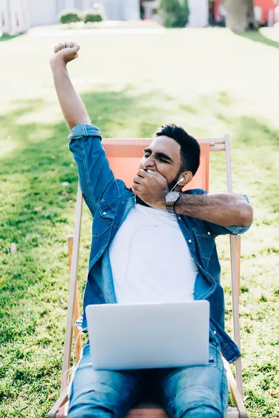 Kapalı gözleri olan yorgun bir erkek serbest gezgin dizüstü bilgisayarla proje planı yapmak için zaman gönderirken teslim tarihinden sıkılmış, modern netbook bilgisayarlı yetenekli bir adam.