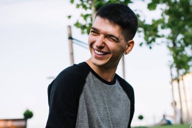 Ciyu parkında uzaktan kumandalı dijital dizüstü bilgisayarı olan neşeli bir erkek serbest yazar. Heyecanlı bir fikirle başlamak için halk interneti kullanıyor. Sıradan giyinen mutlu hippi adam.