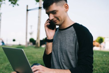 Beyaz adam teslimat servisini arayıp online web mağazası hakkında bilgi almak istiyor. Cep telefonu aygıtıyla müşteri merkeziyle iletişim kuran yakışıklı hippi adam.