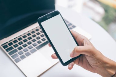Reklam metni için fotokopi alanı ile modern cep telefonu gadegt üzerinde kadın el yazısı yazan seçici odaklanma, internet sitesi için boş ekran alanına sahip akıllı telefon aygıtı kullanan kadın