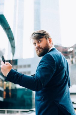 Şaşkın işadamı cep telefonu aygıtı ile internete bağlanan mesajlar üzerine kafa yoruyor, profesyonel para web sitesi hakkında düşünen düşünceli erkek finans uzmanı