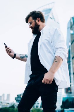 Kafkas erkek turist okumalarının yan görüntüsü, Metropolis 'te gökdelenlerle ağ kurma, hücresel sohbetler gibi internet sitelerinde seyahat yayını yakınında yorumlar aldı.