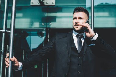 Ciddi beyaz adam resmi olarak iş yatırımcılarına seslenirken aynı zamanda profesyonel, ciddi, kurumsal iletişim direktörü olan bir erkek yöneticiyle iş görüşmesine gidiyor.