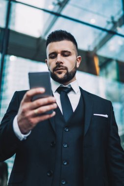 Ciddi bir girişimcinin internet bankacılığı uygulamasını cep telefonu aygıtında kullanarak para transferi yapması, akıllı telefondan posta kontrol eden genç bir adamın iş arkadaşını beklemesi,