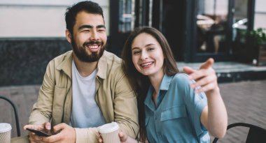 İçkili genç bir kadın, teneffüste sokak restoranının masasında otururken etnik meslektaşı için gülmeye ve kenara çekilmeye karar verdi.