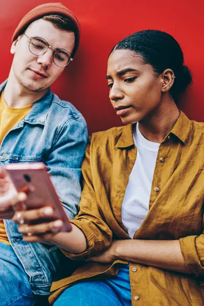 Pozitif Afro-Amerikalı bir kadın sosyal ağlardan online video gösteriyor. Akıllı telefondan erkek arkadaşıyla iletişim kuruyor. Çok ırklı çift internet sayfasında cep telefonuyla ve 4G ile haber okuyor.