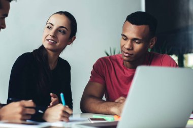 Üniversite sınavına hazırlanmak için birlikte zaman geçiren zeki erkek ve kadın öğrencilerden oluşan bir grup, çeşitli erkek ve kadınlar, bilgi üzerinde beyin fırtınası yapmak için işbirliği sürecine sahipler.