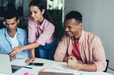 Ofiste molada dizüstü bilgisayarla komik film izleyen bir grup neşeli insan, iş arkadaşlarıyla internet kamerasından arkadaşça video görüşmesi yapan mutlu erkek ve kadın.