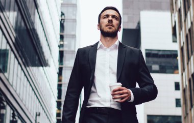 Megalopolis 'in finans bölgesinde gökdelenlerin yanında yürüyen şık takım elbiseli zeki bir girişimci kahve fincanı olan deneyimli bir avukat şehir merkezindeki iş toplantısına gidiyor.