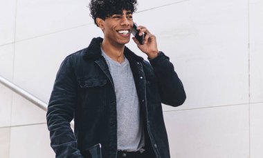 Şık giyinmiş mutlu hippi, uygulamayla pozitif akıllı telefon konuşmasının keyfini çıkarıyor. Boş zamanlarında uluslararası telefon görüşmesi yapan neşeli Latin adam, gezintiye çıkıyor.