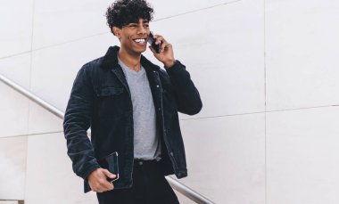 Şık giyinmiş mutlu hippi, uygulamayla pozitif akıllı telefon konuşmasının keyfini çıkarıyor. Boş zamanlarında uluslararası telefon görüşmesi yapan neşeli Latin adam, gezintiye çıkıyor.