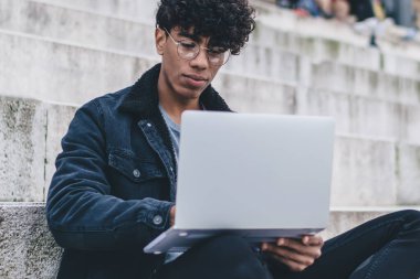 Barcelona 'da uzaktan çalışan yakışıklı erkek göçebe, sosyal ağlara ortak olmak için seyahat rehberi oluşturuyor. İspanyol internetine bağlı, dizüstü bilgisayarda yazı yazan yetenekli serbest yazar.