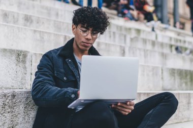 Barcelona 'da uzaktan çalışan yakışıklı erkek göçebe, sosyal ağlara ortak olmak için seyahat rehberi oluşturuyor. İspanyol internetine bağlı, dizüstü bilgisayarda yazı yazan yetenekli serbest yazar.