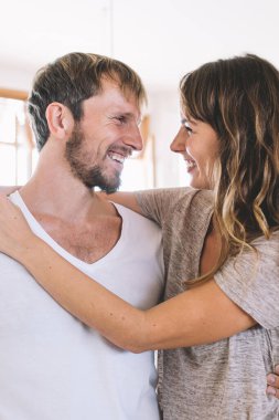 Mutlu çift serbest günlerini birlikte geçirmekten zevk alıyor. Birbirlerine sarılıyorlar ve gülüyorlar. Neşeli, keyifli, keyifli, beyaz bir evlilik.