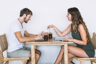 Reklam metni için fotokopi alanı olan ve serbest çalışma için dijital fikirleri tartışan genç erkek ve kadın mesafe girişimcilerinin yan görünümü