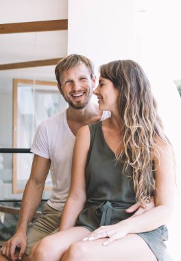 Kafede birlikte vakit geçiren iki insan, mutlu stil sahibi arkadaşlar birlikte balayı yapan, birbirine aşık genç beyaz bir çiftin hafta sonu halka açık bir yerde eğlenmesi.