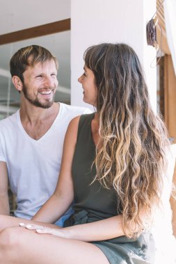 Mutlu Kafkasyalı romantik çift hafta sonlarını birlikte geçirir. Eğlenceli, güler yüzlü, neşeli insanlar halka açık yerlerde buluşur. Sevgilisiyle canlı iletişimden zevk alır.