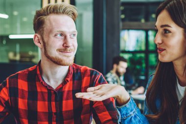 Mutlu, güler yüzlü bir çift rahat kafeteryada içki içmek için birbirleriyle konuşmaktan keyif alıyor. Neşeli bir kadın hayattan erkek arkadaşına ilginç bir hikaye anlatıyor.