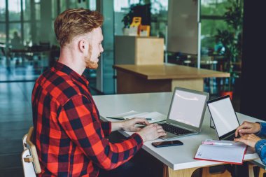 Milenyum erkek ve kadın yazılım geliştiricileri, internet reklamcılığı için boş ekran alanı olan dizüstü bilgisayarlarla yeni uygulama programlıyorlar. Netbook 'larla uzaktan yakından ilgilenen yetenekli serbest çalışanlar.