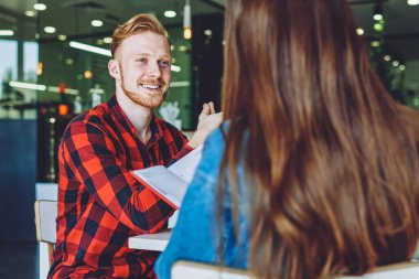 Mutlu gülümseyen beyaz hippi, üniversitede boş zamanlarında yeni edebiyat en çok satan kitaplarını tartışan, neşeli adam işbirliğinden bahsediyor.