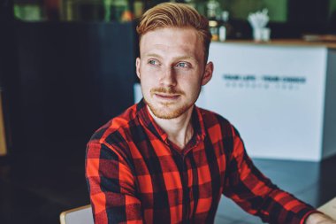 Düşünceli erkek yazılım geliştirici, internet sağlayıcısından telefon beklerken modern ağ kitabıyla oturmuş yeni bir antivirüs uygulaması düşünüyor, hipster adam uzaktan çalışıyor.