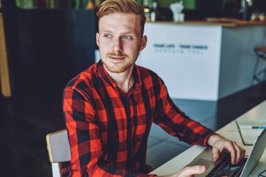 Düşünceli erkek yazılım geliştirici, internet sağlayıcısından telefon beklerken modern ağ kitabıyla oturmuş yeni bir antivirüs uygulaması düşünüyor, hipster adam uzaktan çalışıyor.