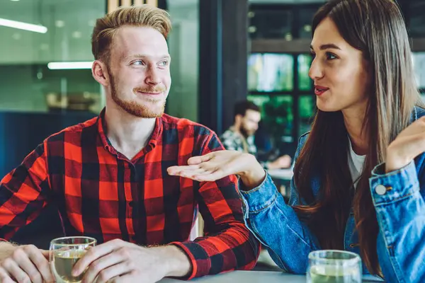 Mutlu, güler yüzlü bir çift rahat kafeteryada içki içmek için birbirleriyle konuşmaktan keyif alıyor. Neşeli bir kadın hayattan erkek arkadaşına ilginç bir hikaye anlatıyor.