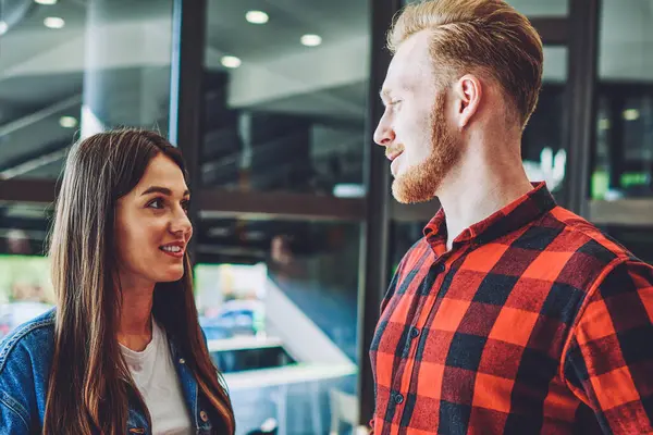 Genç pozitif erkek ve kadın, kafeteryada hobi olarak edebiyatın en çok satan kitaplarını tartışıyor, kafeteryada konuşurken göz teması kuran sıradan giyinmiş mutlu hippiler.