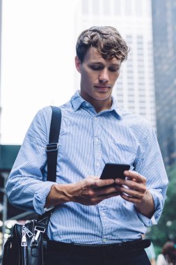 Kafkas işvereni internet için 4G kablosuz ile akıllı telefondan bilgi arıyor, akıllı erkek tüccar cep telefonuyla konuşuyor finans bölgesinde bir gün geçirirken.