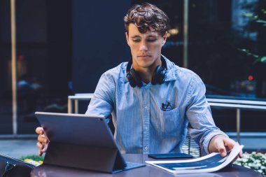 Resmi giyimli beyaz adam uzaktan kumanda projesiyle internetten Webinar izlerken portatif bilgisayar başında, erkek çalışan terasta kafeterya masasında oturuyor ve halka açık interneti sohbet için kullanıyor.