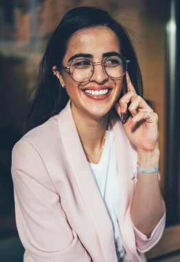 Neşeli Gürcü kadın gündelik giyiniyor. Arkadaşının uluslararası operatör tarifesini kullanarak şehir ortamında boş zaman geçirdiğini duyduğuna seviniyor. Çevrimiçi iletişim konsepti.