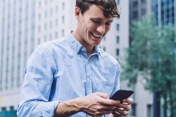 Başarılı Kafkasyalı erkek girişimci, modern teknolojiyle ilgili verileri düzenlemek için uygulamayı kullanarak, kablosuz, profesyonel idari yöneticiye bağlı cep telefonuyla e-posta bildirimini kontrol ediyor.