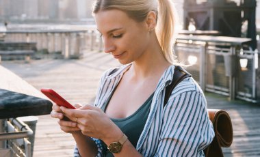 Hücresel aygıtlarla Amerikan seyahat danışmanı web sitesinde Brooklyn bölgesini keşfetmek için gezen kadın gezgin sıradan giyinen ve takipçilerle sohbet eden kadın nesiller.