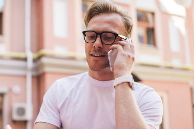 Gözlüklü zeki bir erkek öğrenci halka açık bir yerde üniversite sınavına hazırlanıyor. Klasik gözlüklü başarılı bir adam.