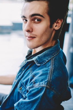 Kot ceketli bir gencin portresi, birlikte çalışma alanındaki bayan meslektaşıyla takım çalışması ve kafeteryada öğrenim gören yakışıklı hippi öğrencilerle ilgili bilgilerle dolu raporlar tutuyor.