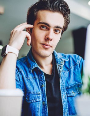 Kafkasyalı erkek programcı, internet sitesi için PHP dil kodu, masaüstünde dizüstü bilgisayarla oturan yetenekli bir adamın portresi ve uzak mesafe işini düşünüyor.