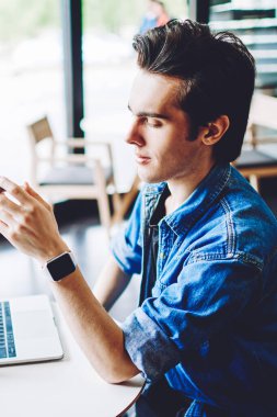 Yetenekli genç adam internet sitesinden gelen bilgilere yoğunlaştı. Kahve masasında oturuyordu ve video izlemek için ücretsiz kablosuz internet bağlantısı kullanıyordu. Mesafe konsepti