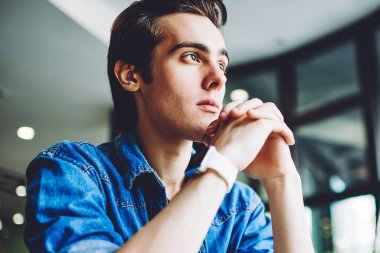 Akıllı tefekküre yatkın yazılım geliştirici dizüstü bilgisayardaki uygulamayı güncelleme fikri üzerine kafa yoruyor, zeki beyaz tenli hippi tanıtım alanında netbook ile e-öğrenim için oturuyor