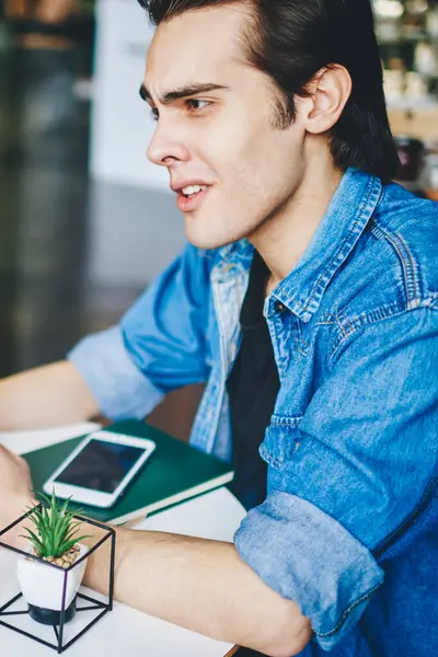Kot ceket giymiş kuşkucu genç adam, Kafkasyalı hippi kızla problemi çözüyor. Kafenin içinde buluşuyor. Kafası karışmış erkek arkadaş, kız arkadaşıyla ilişki hakkında konuşuyor.